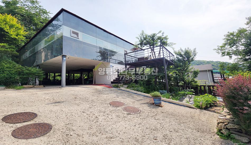 양평군 용문면 덕촌리 마을 안쪽 필로티 구조 넓은 단층주택