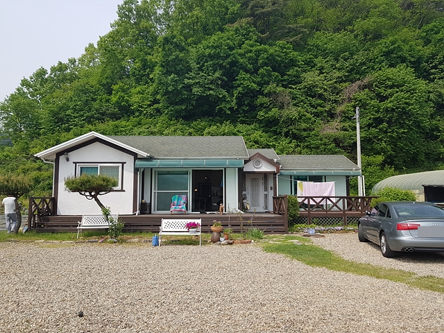 양평군 용문면 중원리 마을 초입 산자락 평지 단층주택