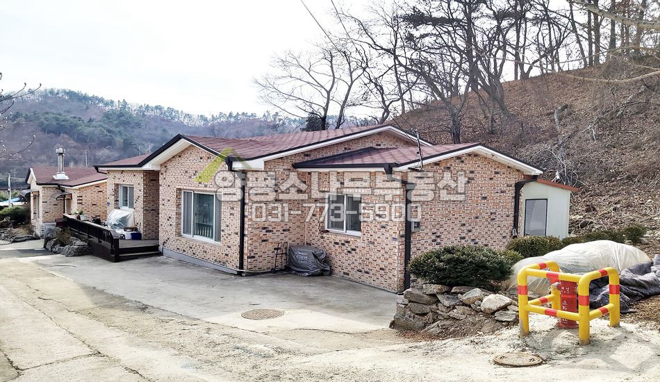광주시 퇴촌면 영동리 야트막한 마을 끝 산자락 주택