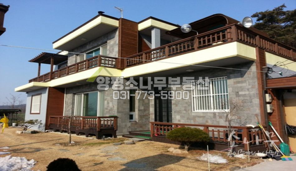 양평군 양평읍 임야를 등지고 있는 남향의 전망좋은 전원주택입니다.