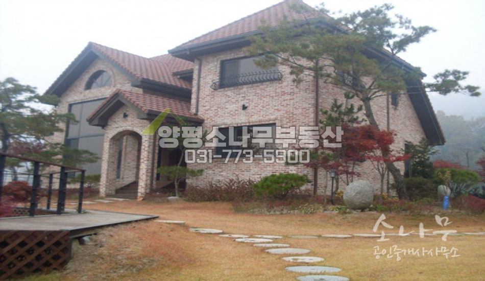 양평군 양평읍 남한강조망 나오는 남향의 역세권에 위치한 전원주택입니다.